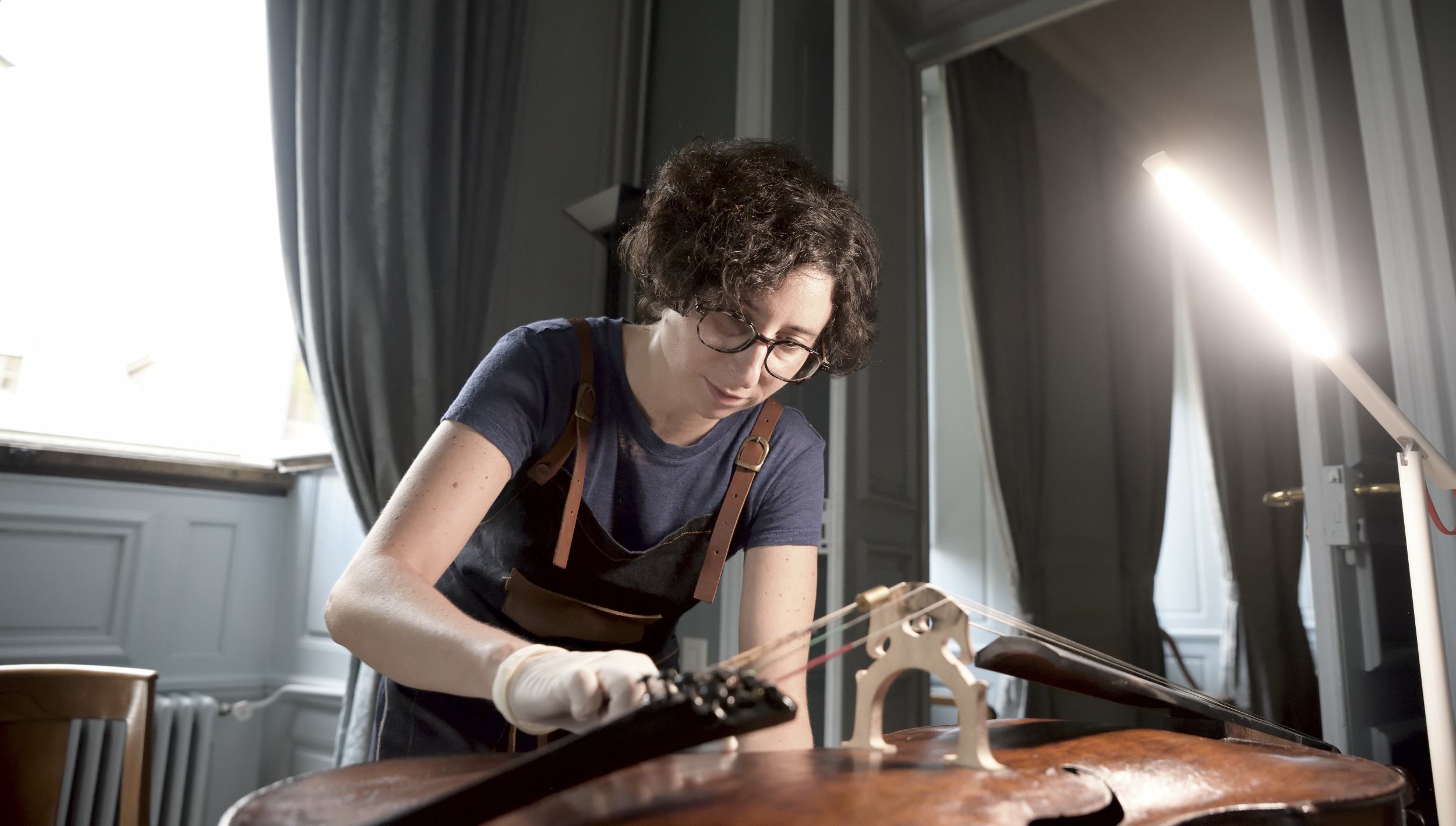 Sandrine Osman - Sandrine Osman - eye glass - Geneva International String Academy - Cleaning a cello